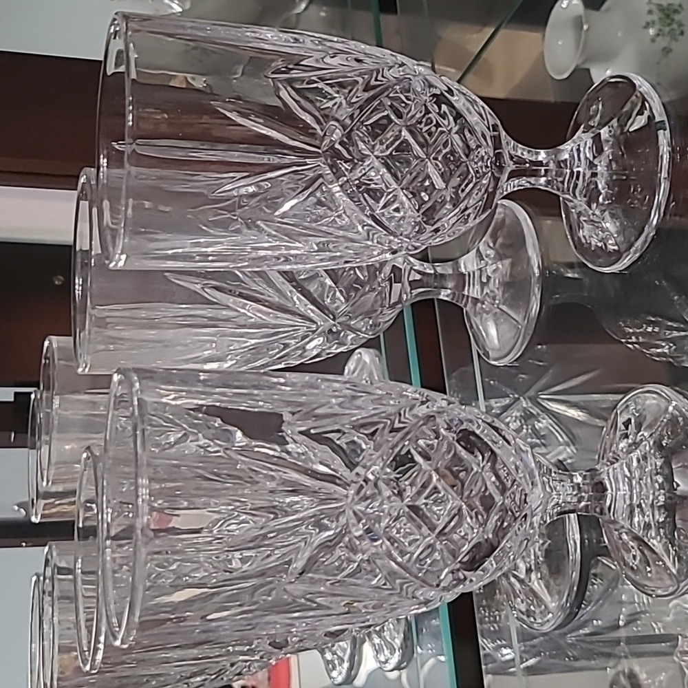 SET OF 8 BEAUTIFUL CRYSTAL GLASSES